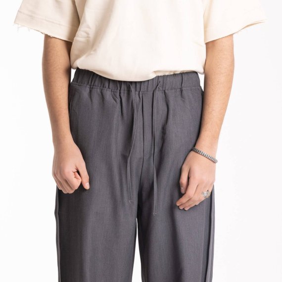 h4341 Trousers with a side pattern line