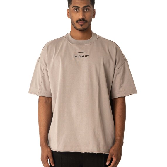 تيشيرت اوفر سايز بطرازه مختلفة