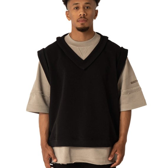 تيشيرت بأكمام قصيرة + سديري باللون الاسود بتفاصيل متميزة.